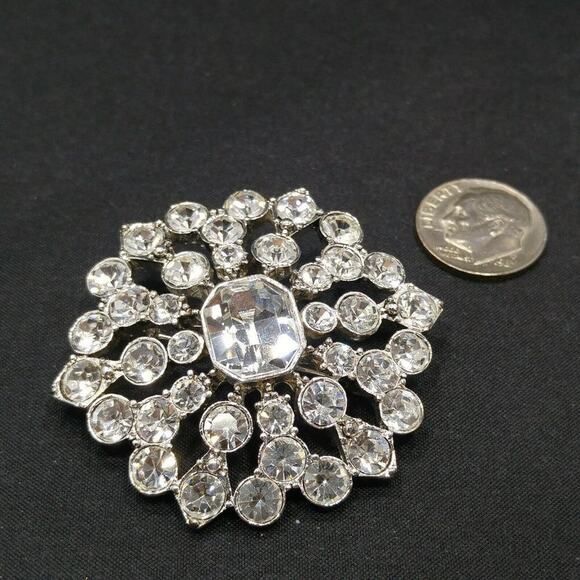 Vintage LIZ CLAIBORNE Rhinestone Pin Brooch, Wedding Snowflake Design, 2 Inches - Picture 3 of 6